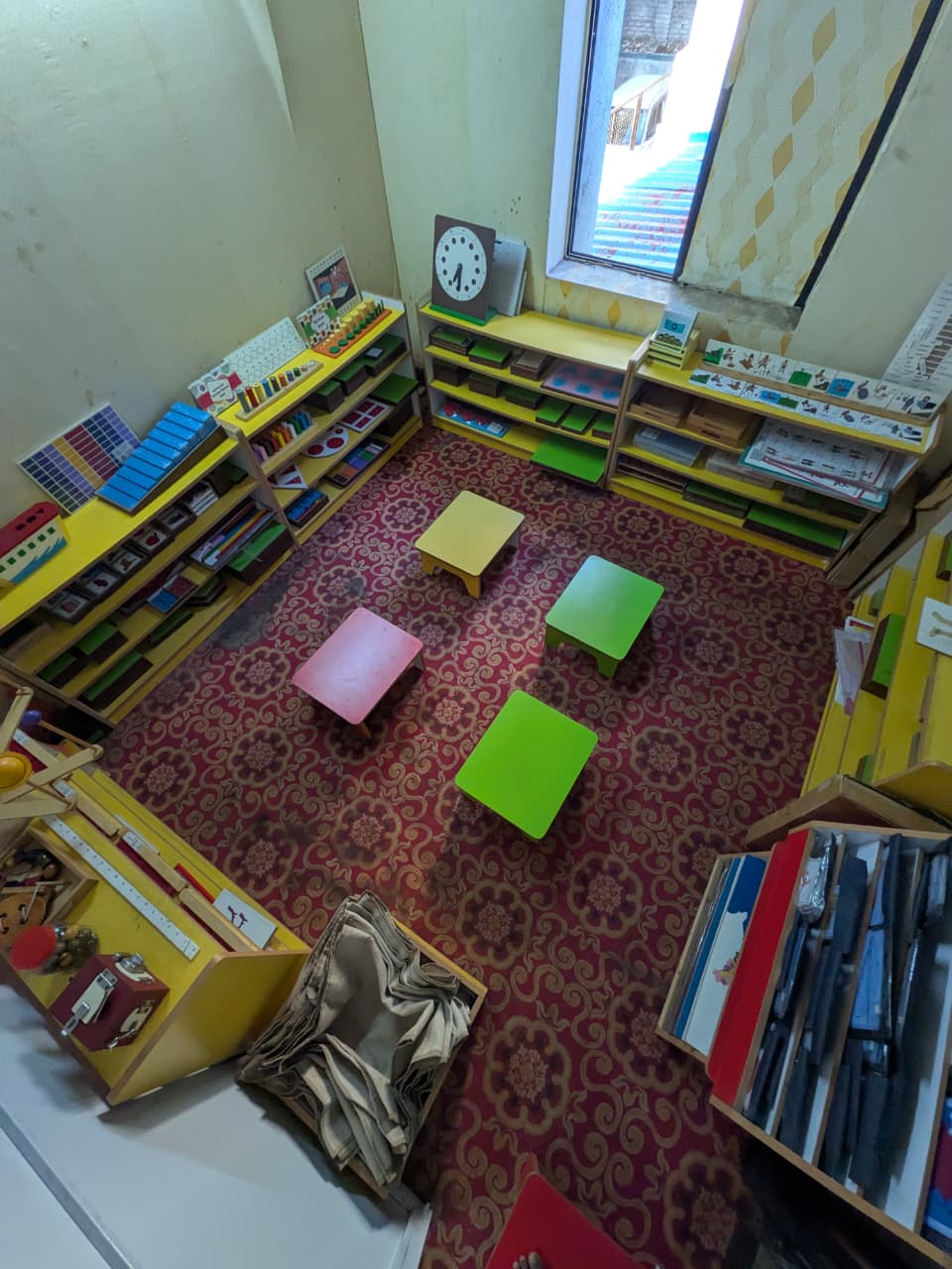 Child building blocks in the Kreedo play lab